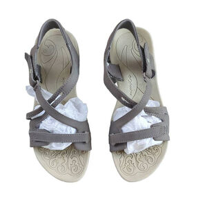 Columbia Women's 6 Seneca Lake Sporty Sandal Gray Adjustable Outdoor Gorpcore